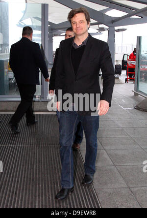 Colin Firth arrivant à l'aéroport de Londres, Angleterre - 22.02.11 Banque D'Images