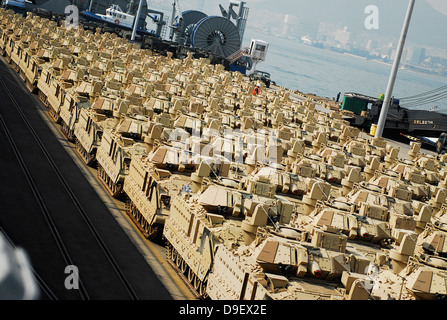 Une abondance de véhicules de combat Bradley au quai 8, Busan, Corée du Sud. Banque D'Images