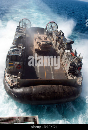 L'océan Pacifique, le 11 octobre 2011 - Un landing craft air cushion quitte le navire d'assaut amphibie USS Makin Island. Banque D'Images