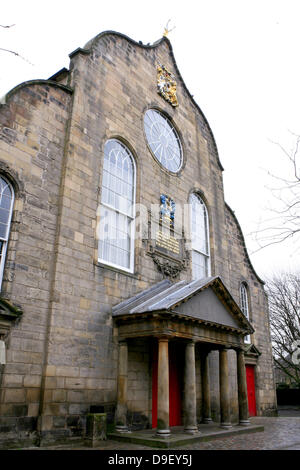 Vue de la Canongate Kirk, lieu de la Mariage Royal de Zara Phillips et Mike Tindall le 30 juillet 2011. L'occasion est susceptible d'être la première apparition publique de Prince William et Kate Middleton après leur mariage en avril. L'église, dans la vieille ville d'Édimbourg. est régulièrement visité par la reine Elizabeth II lorsque en résidence au palais de Holyroodhouse Edimbourg, Scotlan Banque D'Images