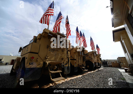 Des drapeaux américains s'affichent sur les véhicules tactiques en souvenir du 11 septembre. Banque D'Images