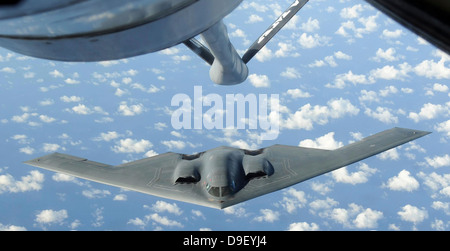 Un B-2 Spirit s'approche de la rampe d'un ravitaillement en vol KC-135 Stratotanker. Banque D'Images