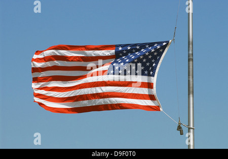 Les vagues le drapeau américain en berne. Banque D'Images