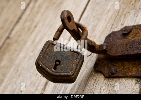 Cadenas anciens d'une porte de l'écurie, cadenas anciens à partir d'une porte de grange Banque D'Images