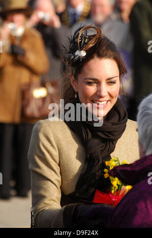 Le prince William et Kate Middleton lancer officiellement la nouvelle de la RNLI lifeboat 'Hereford Endeavour' à Trearddur Bay, Anglesey, Pays de Galles - 24.02.11 Trearddur ***pas de tabloïds britanniques, disponibles pour le reste du monde*** Banque D'Images