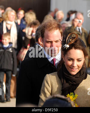 Le prince William et Kate Middleton lancer officiellement la nouvelle de la RNLI lifeboat 'Hereford Endeavour' à Trearddur Bay, Anglesey, Pays de Galles - 24.02.11 Trearddur ***pas de tabloïds britanniques, disponibles pour le reste du monde*** Banque D'Images