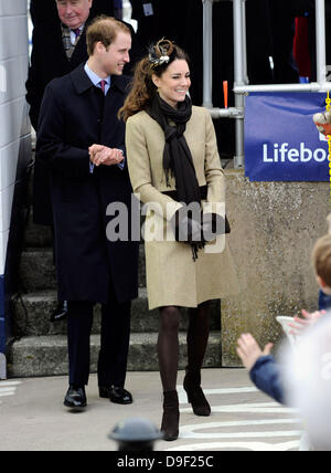 Le prince William et Kate Middleton lancer officiellement la nouvelle de la RNLI lifeboat 'Hereford Endeavour' à Trearddur Bay, Anglesey, Pays de Galles - 24.02.11 Trearddur ***pas de tabloïds britanniques, disponibles pour le reste du monde*** Banque D'Images