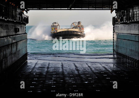 Un landing craft air cushion se prépare à entrer dans le pont du coffre de l'USS Pearl Harbor. Banque D'Images