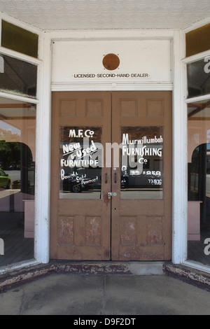 Vieilles portes à des meubles abandonnés, magasin de meubles, vide dans le nord, murwillumbah NSW, Australie Banque D'Images