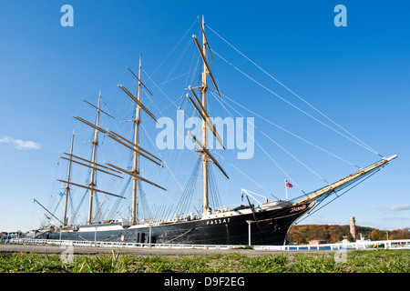 L'école de voile le vent du navire dans le port de Travemünde, navire de formation à la voile vent du commerce dans le port de Travem ?nde Banque D'Images
