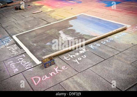 Photo d'un artiste de rue sur les passages protégés, dans une image d'un artiste de rue dans une zone piétonne Banque D'Images