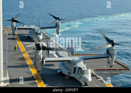 MV-22 Osprey aircraft terre à bord d'USS Peleliu. Banque D'Images