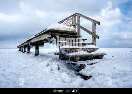 Passerelle en bois sur une plage de la mer Baltique en hiver, une promenade sur une plage de la mer Baltique en hiver Banque D'Images