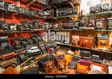 L'Angleterre, Londres, Portobello Road, Shop de vieux appareils photos Banque D'Images