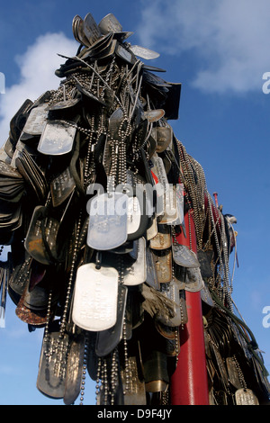 Dog Tags de Marines et marins pendre devant un monument de Iwo Jima. Banque D'Images