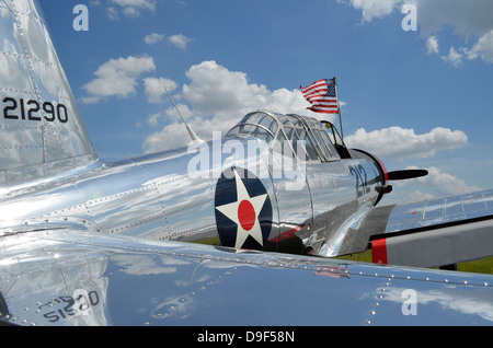 Un avion d'entraînement BT-13 Vaillant avec le drapeau américain. Banque D'Images