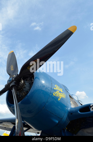 Low angle view de l'hélice sur un F8F Bearcat. Banque D'Images
