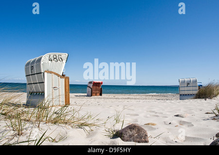 Des paniers de plage sur la mer Baltique, belle montagne, cercle de Pl ?n, Schleswig - Holstein, de la plage Californie Banque D'Images