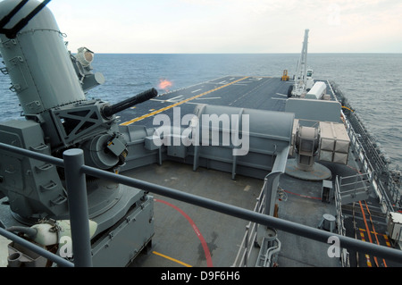 Un système d'armes à feu à bord de l'USS Kearsarge. Banque D'Images