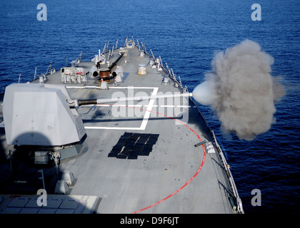 USS Halsey ses feux MK-45 5 pouces/54 calibre des armes légères. Banque D'Images