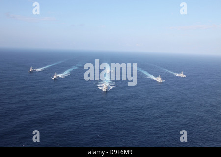 Les navires militaires en commun la mer des Philippines en formation. Banque D'Images