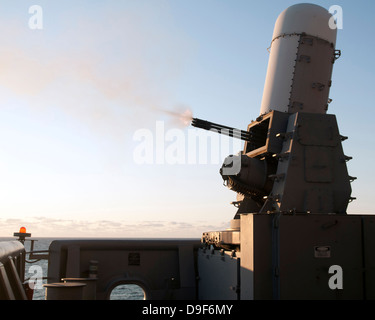 Un système d'armes à feu une rafale d'obus de tungstène. Banque D'Images