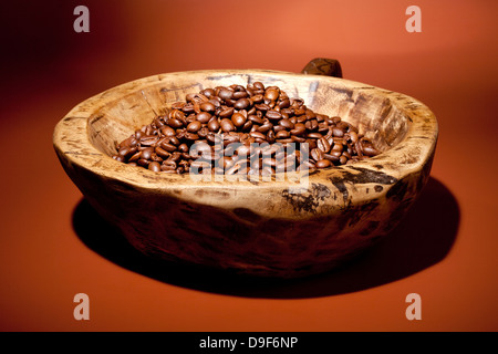 Bol en bois avec des grains de café fraîchement torréfié, bol en bois avec des grains de café fraîchement torréfié Banque D'Images