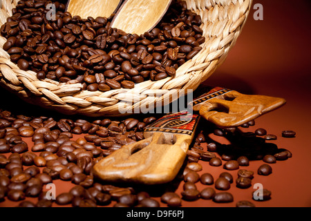 Bol avec des grains de café fraîchement torréfié, Bowling de grains de café fraîchement torréfié Banque D'Images