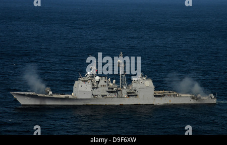 USS Bunker Hill deux feux MK-45 5 inch/54 calibre des canons légers. Banque D'Images