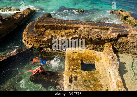 Les jeunes se baigner dans la mer à la promenade du Malecon, La Havane, Cuba, Caraïbes Banque D'Images