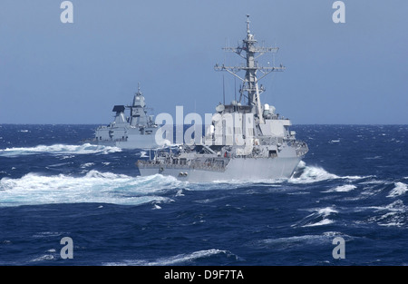 USS Carney détournement pratiques tactiques avec la frégate allemande Sachsen. Banque D'Images