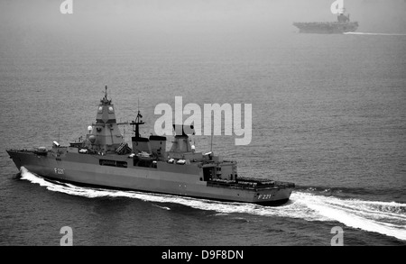 La frégate de la marine allemande FGS Hessen cruises à côté de l'USS Harry S. Truman. Banque D'Images