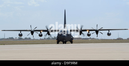 29 septembre 2011 - UN MC-130J Combattre Shadow II Les taxis sur la ligne de vol à Cannon Air Force Base, Nouveau Mexique. Banque D'Images