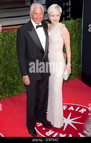 George Hamilton et Barbara Strum 2011 Vanity Fair Oscar Party at Sunset Tower Hotel - Arrivées West Hollywood, Californie - 27.02.11 Banque D'Images