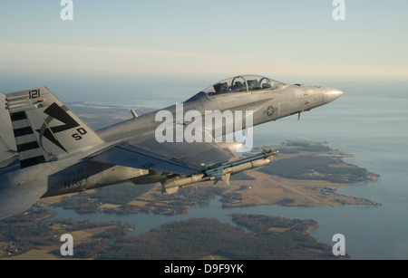 Un F/A-18F Super Hornet effectue un test en vol captif s'acquitter d'un AGM-88E Advanced Anti-Radiation missile guidé. Banque D'Images