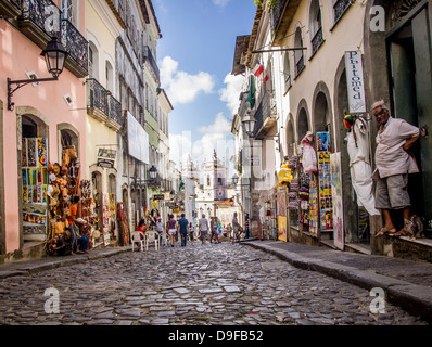 Rua das Portas do Carmo dans le centre historique de Salvador, la capitale de la région de Bahia au Brésil. Banque D'Images
