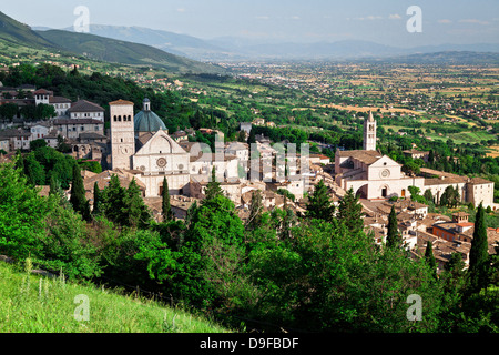 Vue sur la ville médiévale d'assise en italie Banque D'Images