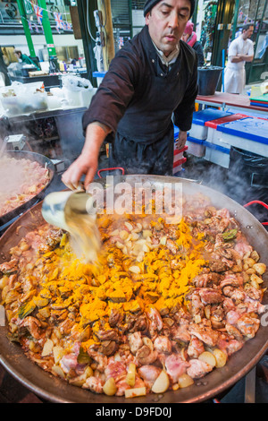 L'Angleterre, Londres, Southwark, Borough Market, cuisine Curry géant Homme Banque D'Images