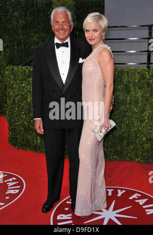 George Hamilton et Barbara Sturm 2011 Vanity Fair Oscar Party au Sunset Tower Hotel de Hollywood, Californie - 27.02.11 Banque D'Images