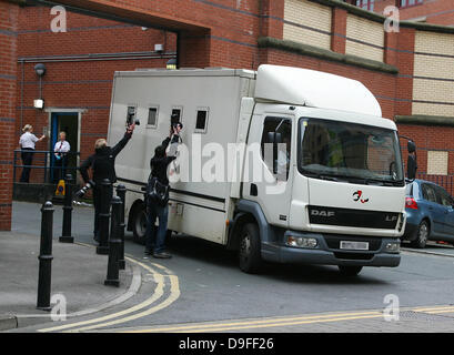 Blake Fielder-Civil d'être emmené dans une prison van Winehouse's ex arrêté pour cambriolage et la possession des armes à feu amy winehouse, son ex-mari BLAKE FIELDER civil a été arrêté, soupçonné de cambriolage et la possession d'une arme à feu. Les 32 ans a été organisé par des officiers à Leeds, Angleterre cette semaine (beg28Feb11) après avoir arrêté un véhicule flics et auraient découvert les objets volés et une arme Banque D'Images