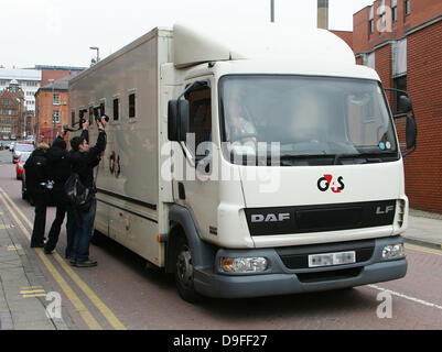 Blake Fielder-Civil d'être emmené dans une prison van Winehouse's ex arrêté pour cambriolage et la possession des armes à feu amy winehouse, son ex-mari BLAKE FIELDER civil a été arrêté, soupçonné de cambriolage et la possession d'une arme à feu. Les 32 ans a été organisé par des officiers à Leeds, Angleterre cette semaine (beg28Feb11) après avoir arrêté un véhicule flics et auraient découvert les objets volés et une arme. Fielder-Civil et un autre homme ont été arrêtés et conduits au poste de police dans la ville. Ils ont été accusés de cambriolage d'un logement et la possession d'une arme à feu, et devaient comparaître au tribunal d'instance sur Leeds Banque D'Images