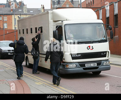 Blake Fielder-Civil d'être emmené dans une prison van Winehouse's ex arrêté pour cambriolage et la possession des armes à feu amy winehouse, son ex-mari BLAKE FIELDER civil a été arrêté, soupçonné de cambriolage et la possession d'une arme à feu. Les 32 ans a été organisé par des officiers à Leeds, Angleterre cette semaine (beg28Feb11) après avoir arrêté un véhicule flics et auraient découvert les objets volés et une arme Banque D'Images