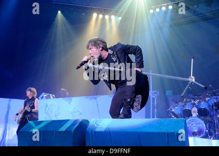 Berlin, Allemagne. 18 Juin, 2013. Iron Maiden en concert à l'O2 World. Berlin. Dpa : Crédit photo alliance/Alamy Live News Banque D'Images