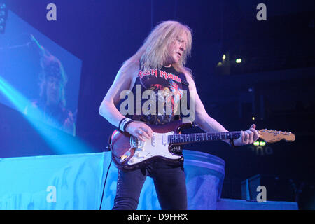 Berlin, Allemagne. 18 Juin, 2013. Iron Maiden en concert à l'O2 World. Berlin. Dpa : Crédit photo alliance/Alamy Live News Banque D'Images