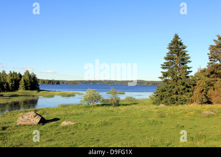 Le lac d'Sunttionlahti, Rautavesi à Sastamala Finlande, le long d'une soirée d'été. Banque D'Images