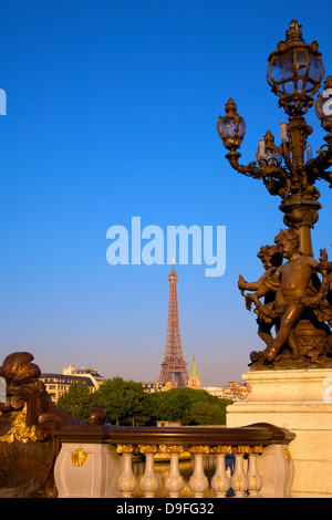 Le Pont Alexandre III, avec la Tour Eiffel, Paris, France Banque D'Images