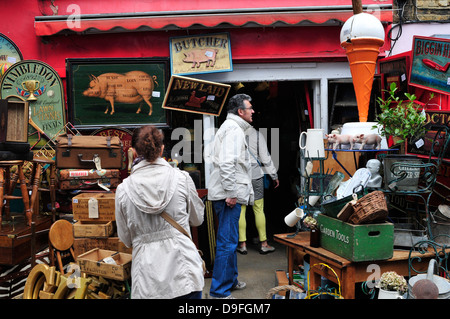 En vue de face d'une boutique d'antiquités de Portobello Road, Londres, UK Banque D'Images