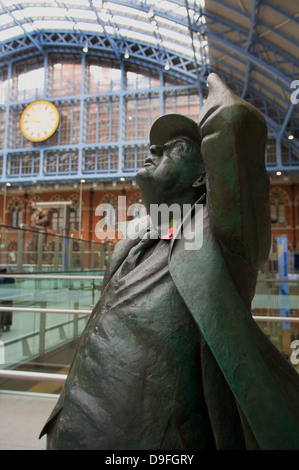 Statue de John Betjeman, la gare St Pancras, London, England, UK Banque D'Images