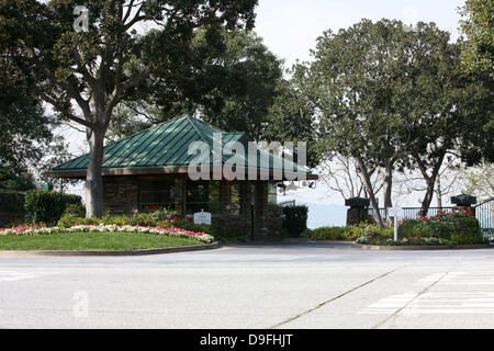 Entrée principale de la salle de communauté, où l'acteur Charlie Sheen vit à Los Angeles, Californie le 2 mars 2011. Sheen a perdu la garde de ses deux fils le mardi (01Mar11) - quelques heures après que son ex-femme Brooke Muelle a remporté une injonction contre l'acteur. Los Angeles, Californie - 02.03.11 Banque D'Images