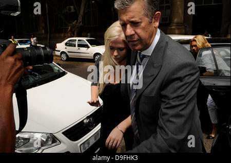 Lady Amelia Spencer, la fille de la princesse Diana's frère Charles, arrive à Cape Town Tribunal d'aujourd'hui qu'elle fait face à une accusation de voies de fait après avoir frappé à coups de pied et un homme avec des béquilles pendant un combat à un McDonald's drive-through Cape Town, Afrique du Sud - 03.03.11 Pas disponible en Afrique du Sud, disponible pour le reste du monde Banque D'Images